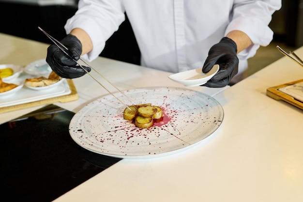 Kuchár so servírovaným jedlom